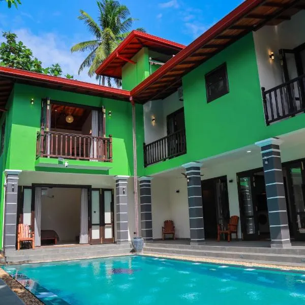 IBSON Villa - 02 Hikkaduwa with 4 Bedrooms & Salt Water Swimming Pool，位于希克杜沃的酒店