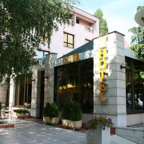 迪纳拉酒店，位于利夫诺的酒店