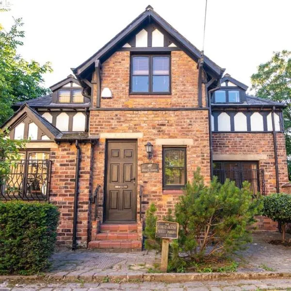 Detached house with gated parking in Whalley Range，位于威森肖的酒店