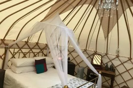 Luxury Yurts，位于Blakemere的酒店