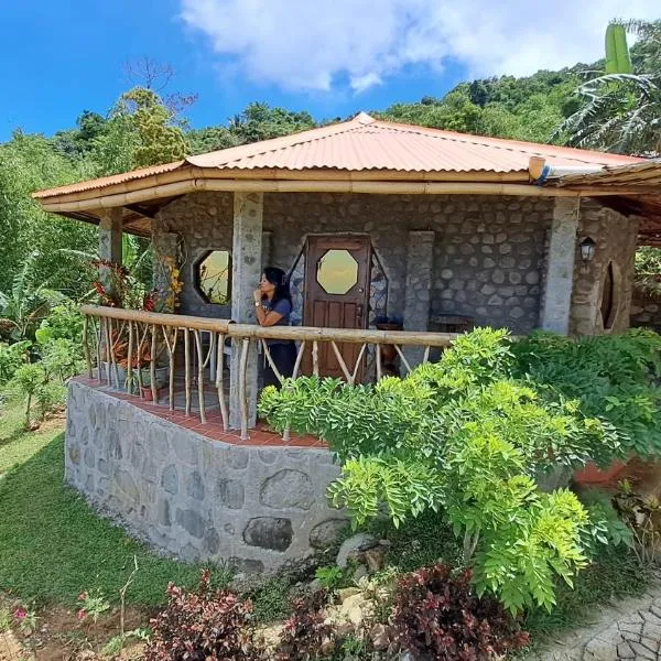Camiguin Romantic Luxury Stonehouse on Eco-Farm at 700masl，位于Bacnit的酒店