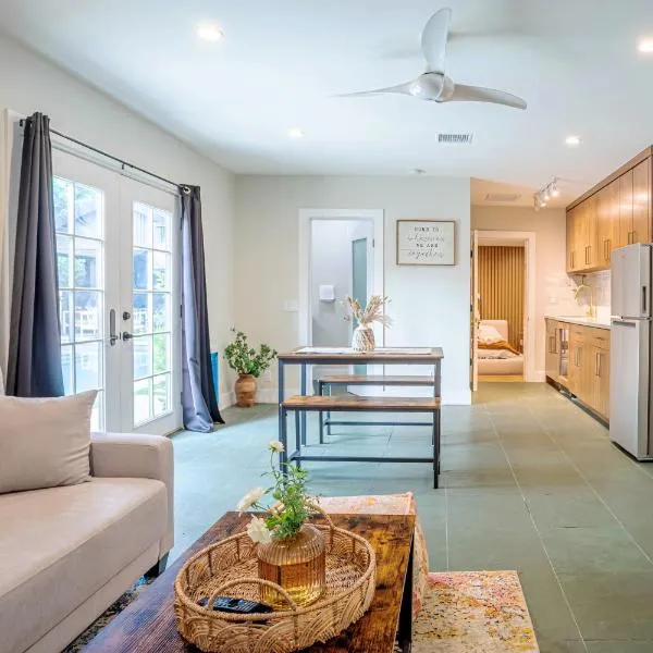 Serene 1 bed guest house with patio sleeps 6，位于洛杉矶的酒店