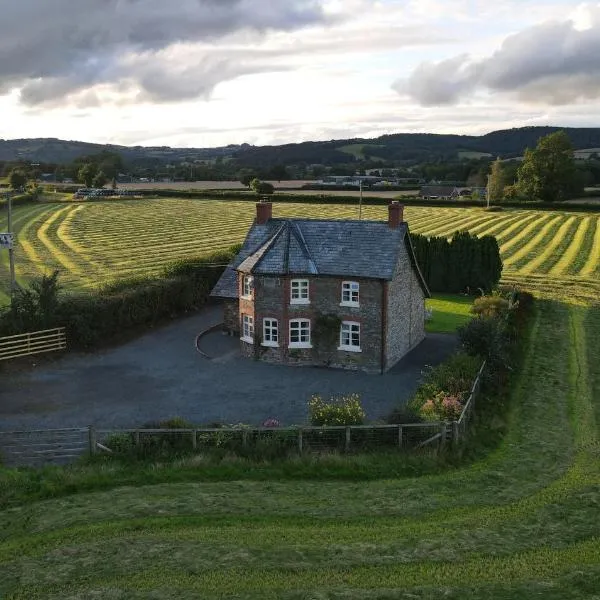 Country Cottage with Far Reaching Views，位于普利斯提恩的酒店