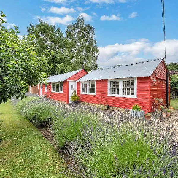 The Red Shed Entire home for 2 Private garden and parking 2 miles from Bury St Edmunds，位于萨德伯里的酒店