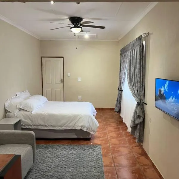 Your comfortable studio perfectly situated in Nelspruit，位于Mataffin的酒店
