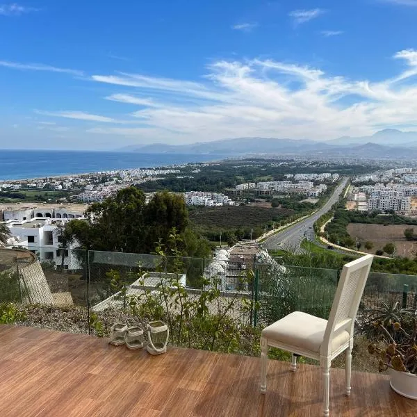 Luxueux VILLA avec jardin et vue panoramique，位于玛丽娜斯米尔的酒店