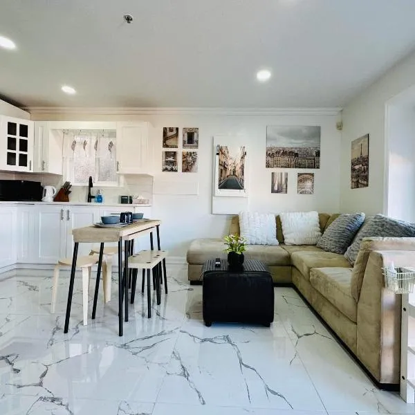 2BR 1BA Guest Suite with King Bed - Free Parking - Renfrew Station - Central Location，位于温哥华的酒店