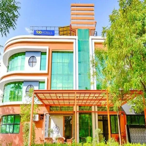 FabHotel Siddharth Corporate，位于Uwārsad的酒店