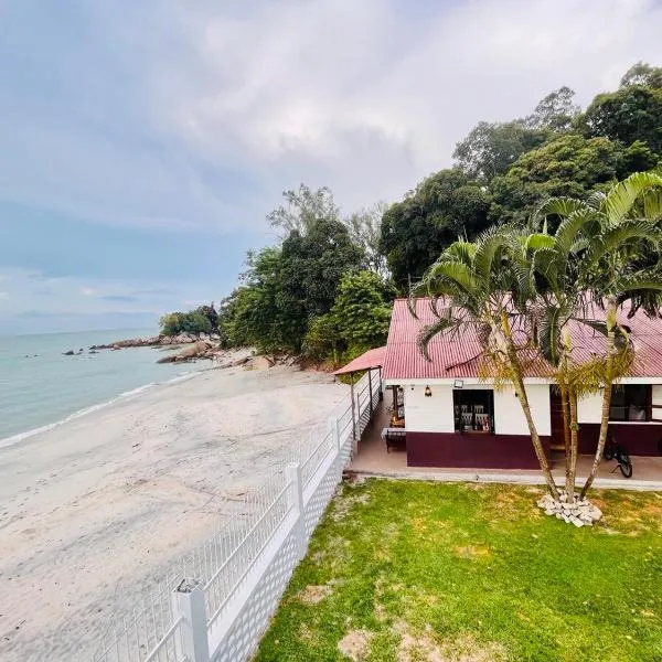 Beach-Front Mini-Chalet - Private Beach Access, KTV, Seaview Pool, BBQ and Beyond!，位于丹绒武雅的酒店