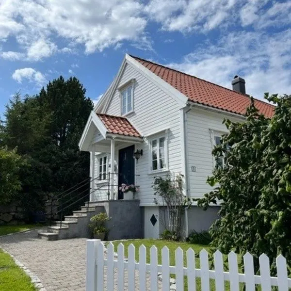 Hybel med bad，位于Nesvåg的酒店