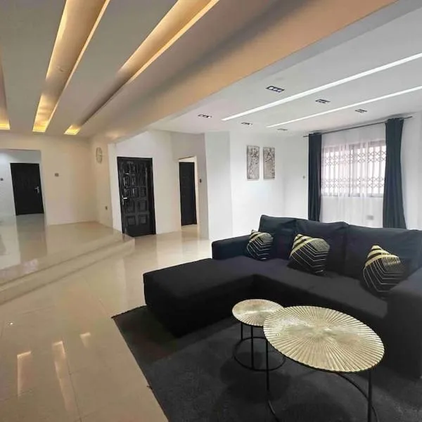 Gilviana Nights - East Legon/ Adjingarnor，位于东勒贡的酒店