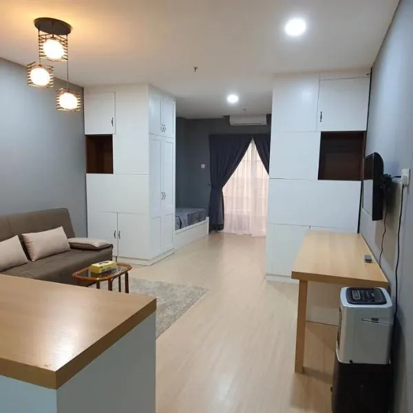 NICE and COZY studio apartment with gym and pool.，位于金宝的酒店