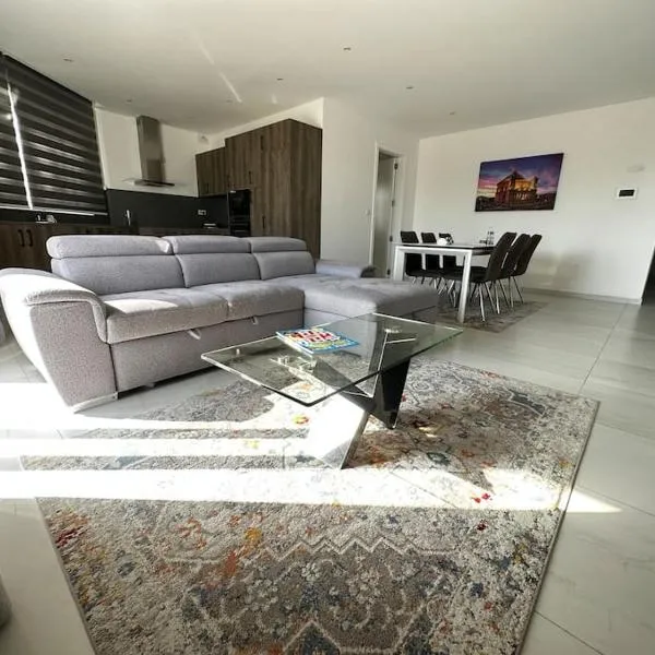 Modern & Cosy Apartment in Marsaxlokk，位于马尔萨什洛克的酒店