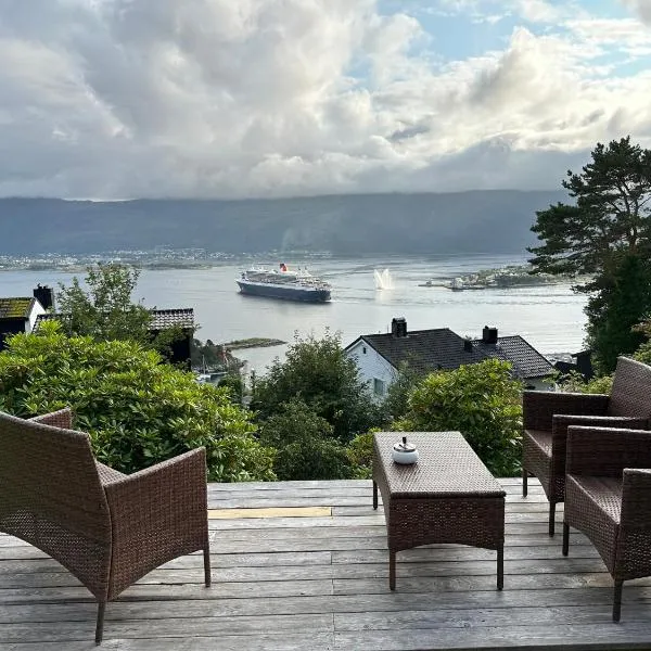 Great place with view to the mountains and fjord，位于Solavagen的酒店