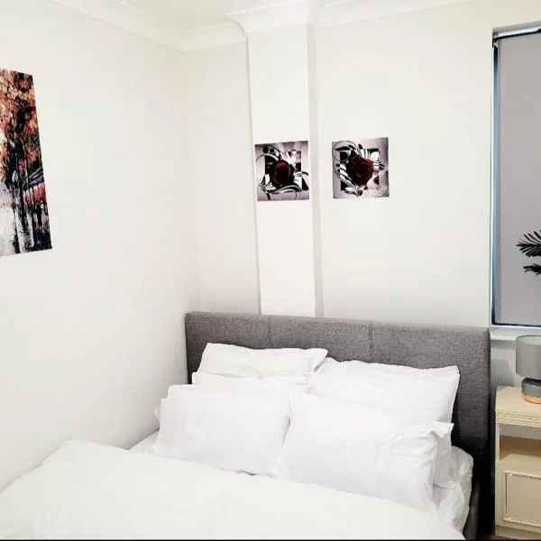 2 BEDROOM APT WITH 2 COMFORTABLE KING SIZE BEDs, FREE PRIVATE PARKING, EASY ACCESS TO LONDON，位于West Byfleet的酒店
