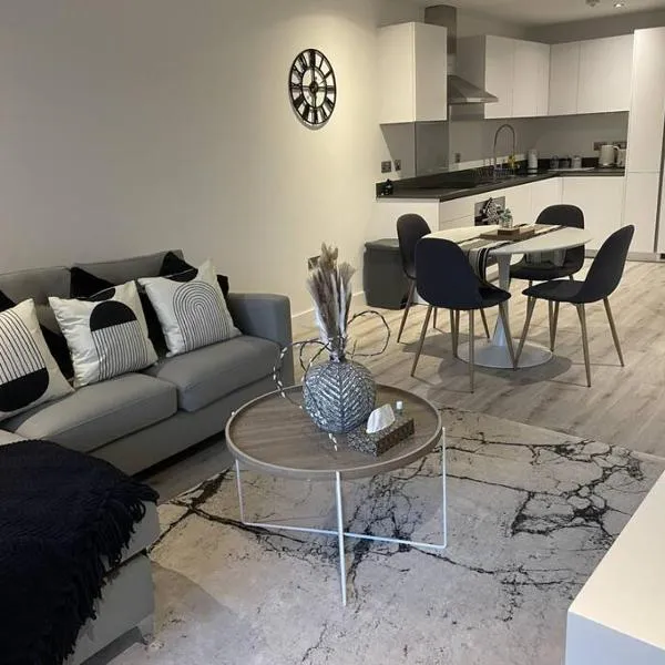 Modern Old Picture House City Centre Apartment 2 Bed - 1 Covered Secure Parking Space，位于利奇菲尔德的酒店