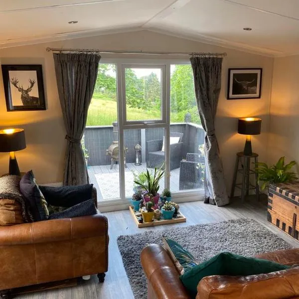 Lovely new caravan by Loch Long，位于洛赫戈伊尔黑德的酒店