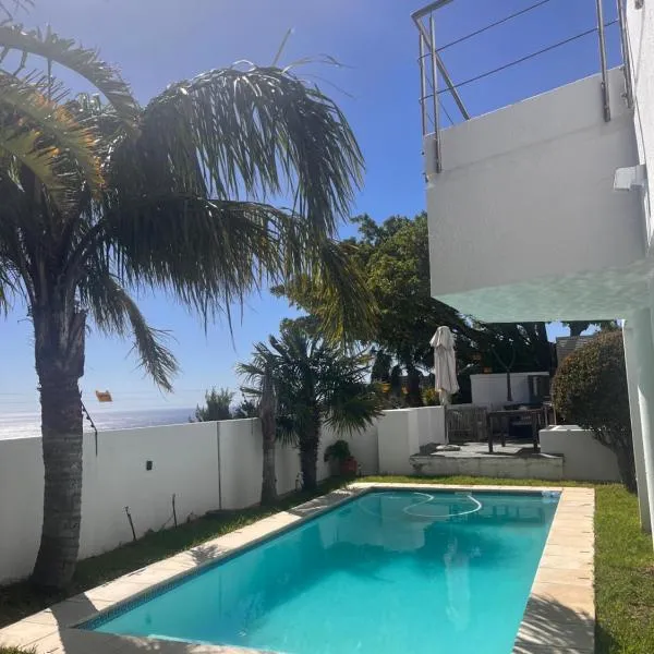 Cozy Camps Bay House with mountain and sea view，位于开普敦的酒店