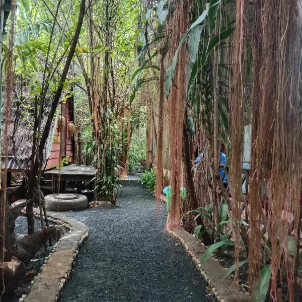 Ratanakiri Homestay & Jungle Trek，位于Phumĭ Anlóng Svay的酒店