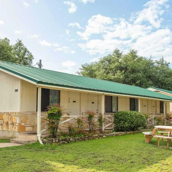 Jellystone Park Hill Country,位于峡谷湖的酒店