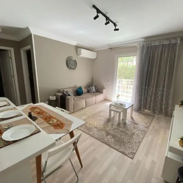 Ultra modern & super cozy apartment wz a private garden，位于Madinat Al Ashir min Ramadan的酒店