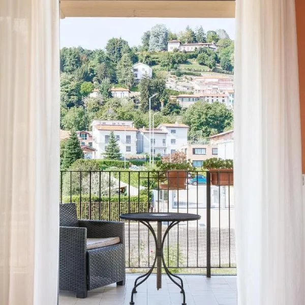 Una Finestra Sulle Montagne，位于Albavilla的酒店