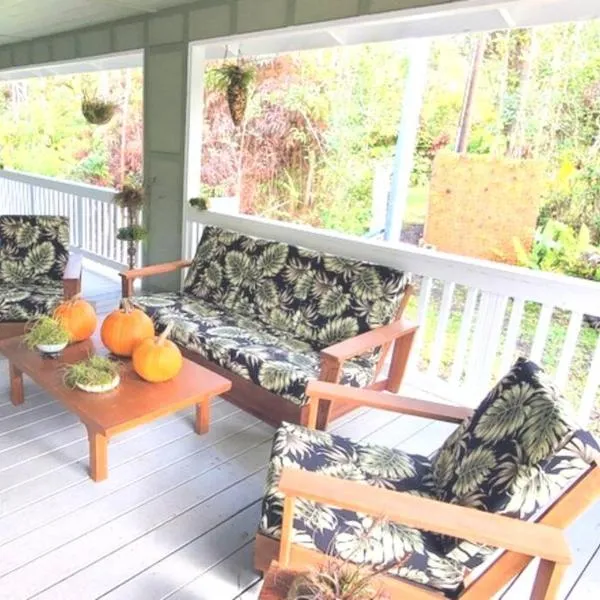 Private House Located between Volcano and Hilo，位于Ainaloa的酒店