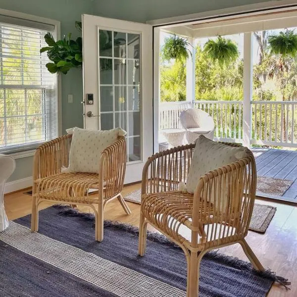 4bed/4bath Home + Spa Midway to Savannah & Tybee Island，位于萨凡纳的酒店