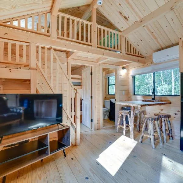 Catskills Tiny Home Cabin: Surrounded by Nature!，位于Franklin的酒店