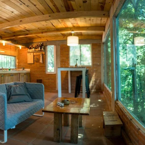 The Red Cabin at the bottom of Tepoztlán's Forest，位于迪坡斯特兰的酒店