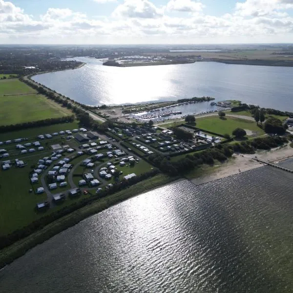 Nakskov Fjord Camping & Cottages，位于纳克斯考的酒店