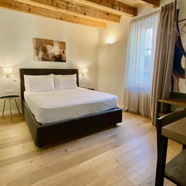 Malvezzi24 Boutique Rooms，位于代森扎诺-德尔加达的酒店
