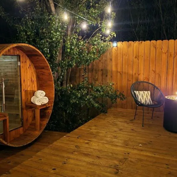 5th St Getaway w Sauna Hot tub Firepit & Game Room，位于韦科的酒店