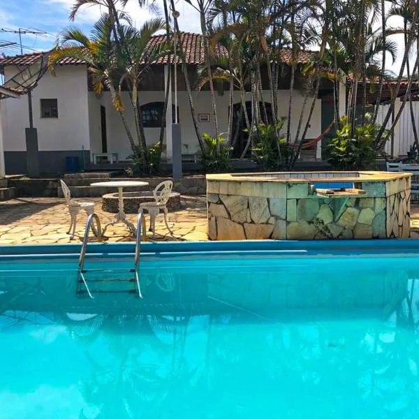 Casa de campo com piscina, mesa de bilhar e 3 quartos，位于圣洛伦索的酒店