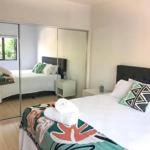 "Fern Retreat" - Private luxury in Noosa Heads，位于努萨角的酒店