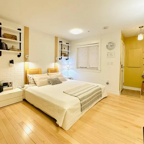 Private Guest Suite in Little Italy - King Bed - Free Parking - Central Location，位于伯纳比的酒店