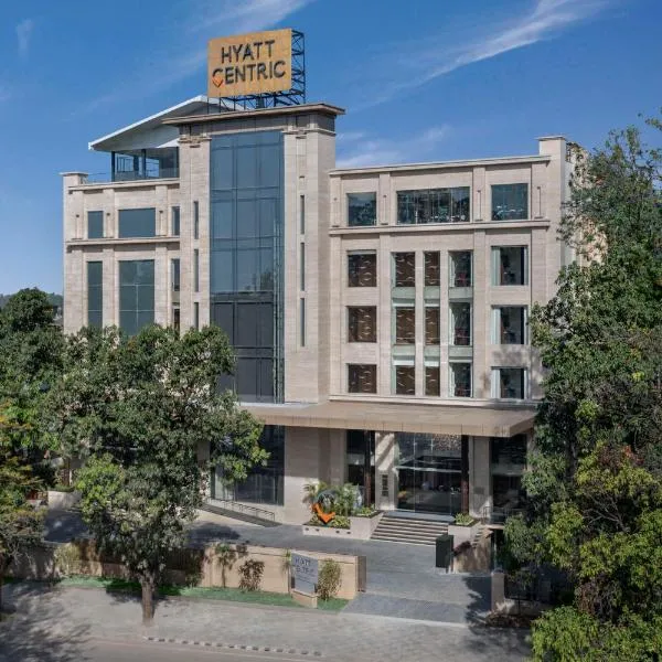 德拉敦福朋喜来登酒店，位于Rājpur的酒店