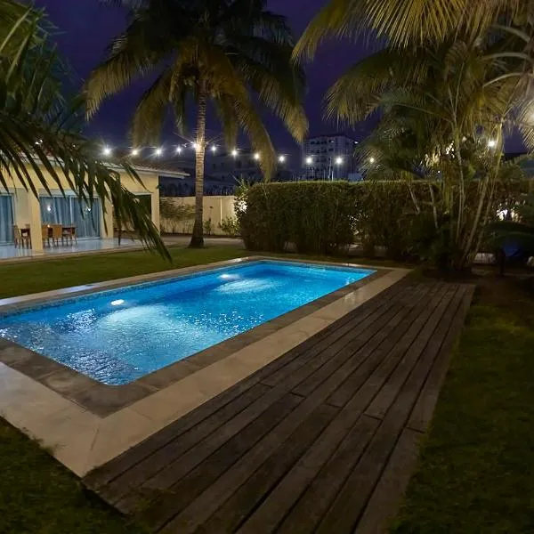 Sompteuse villa avec piscine à 5 min de la plage，位于Mbokou的酒店