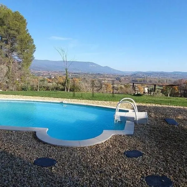 Jolie maison avec vue imprenable, piscine, jeu de boules, calme au cœur du Luberon，位于阿普特的酒店