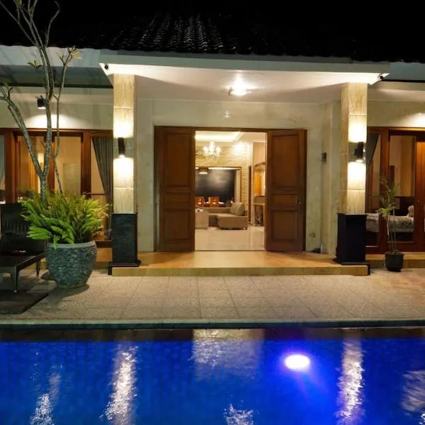 Villa Vanya Jogja (8-10p) private pool，位于Ngaglik的酒店
