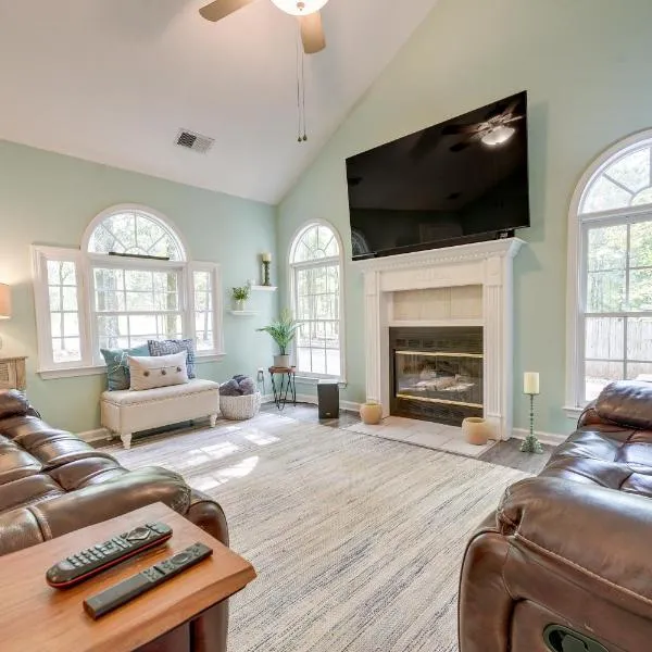 Pet-Friendly LaGrange Vacation Rental with Deck!，位于拉格兰奇的酒店