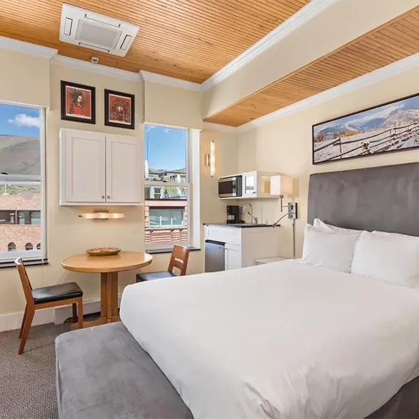 Independence Square 305, Remodeled, 3rd Floor Hotel Room in Aspen's Best Location，位于阿斯潘的酒店