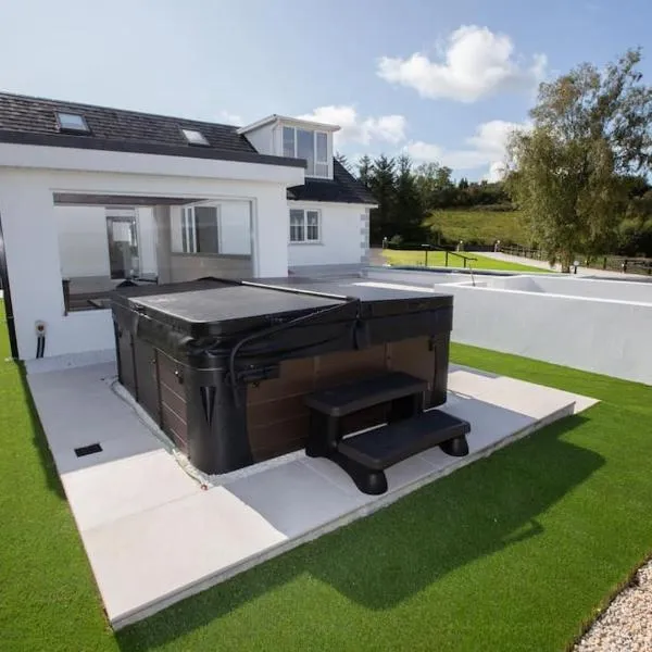 Guest House with hot tub - Roscommon Bank Holiday Special，位于Ballyfarnon的酒店