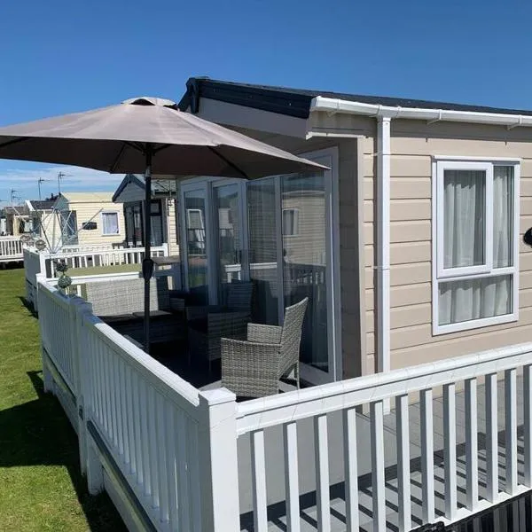 6 berth luxury caravan, Lyons Winkups Holiday Park，位于Kinmel Bay的酒店