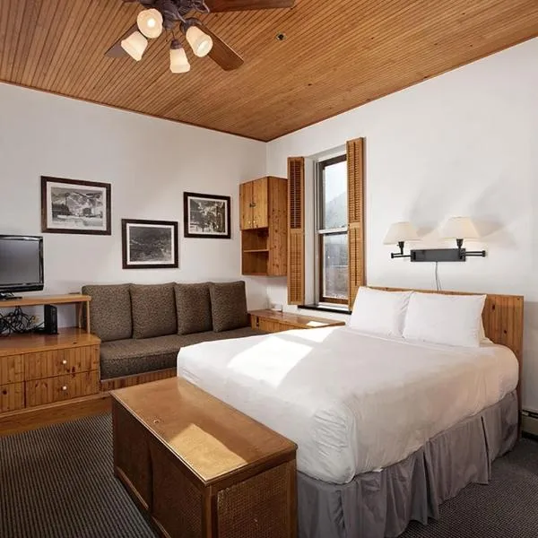 Independence Square 311, Best Location! Hotel Room with Rooftop Hot Tub in Aspen，位于阿斯潘的酒店