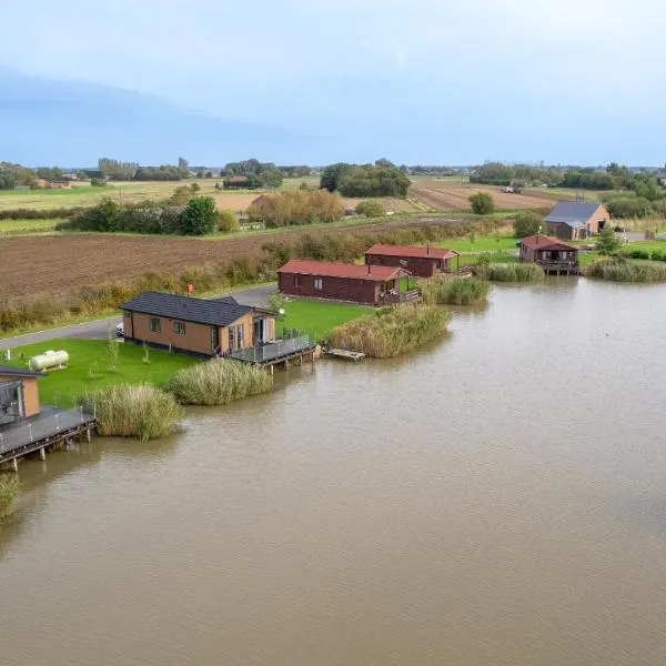 Lakeside Fishing Cabins，位于New Bolingbroke的酒店