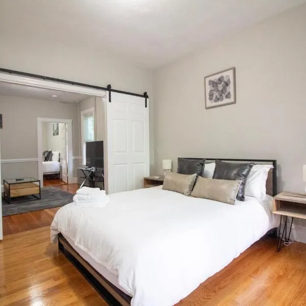2 bedroom condo close to Boston and Cambridge with free parkings，位于波士顿的酒店