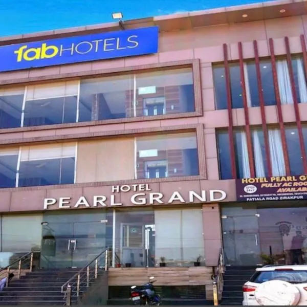 The Peral Lodge - A beautiful lavish & luxuries Family Hotel，位于Dera Bassi的酒店