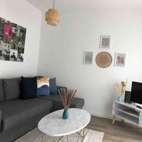 Moderne Neue 2 Zimmer Wohnung，位于特森的酒店