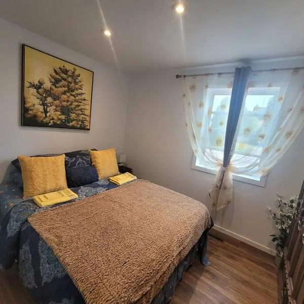 Bright apartment close to hwy，位于埃德门兹顿的酒店